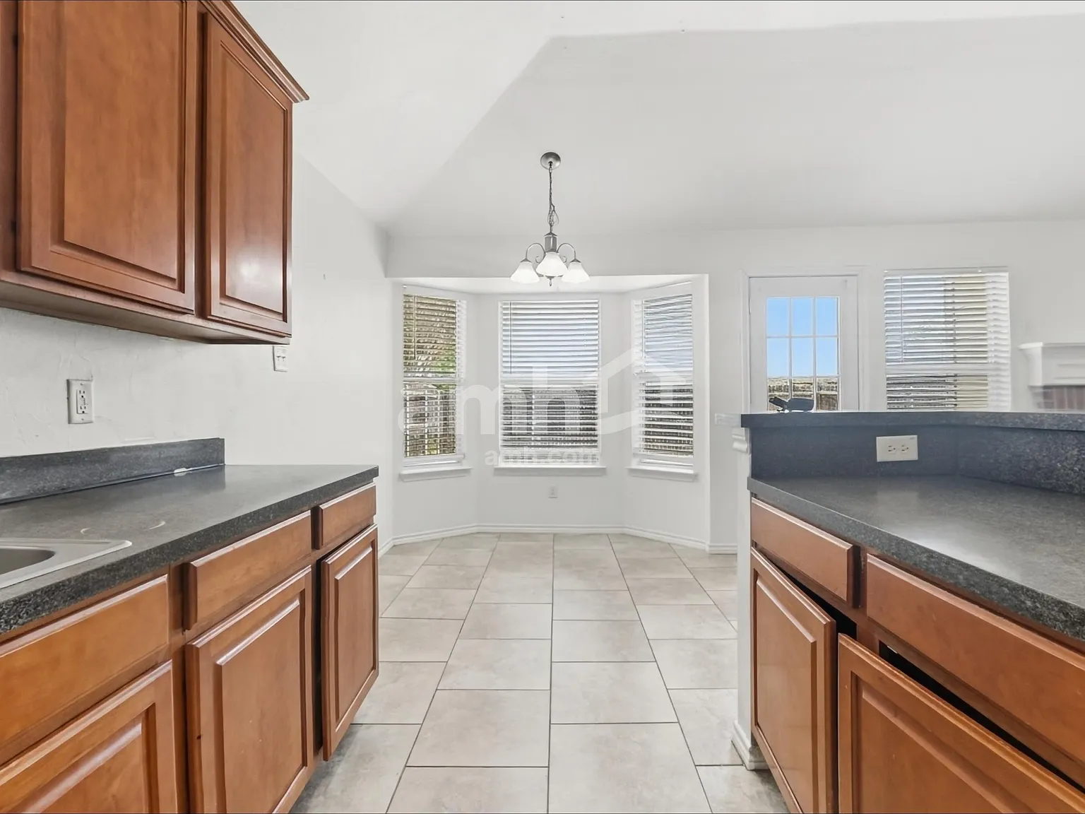 3 bed, 2.0 bath, 1390 sqft, $2,130 — Photo 4