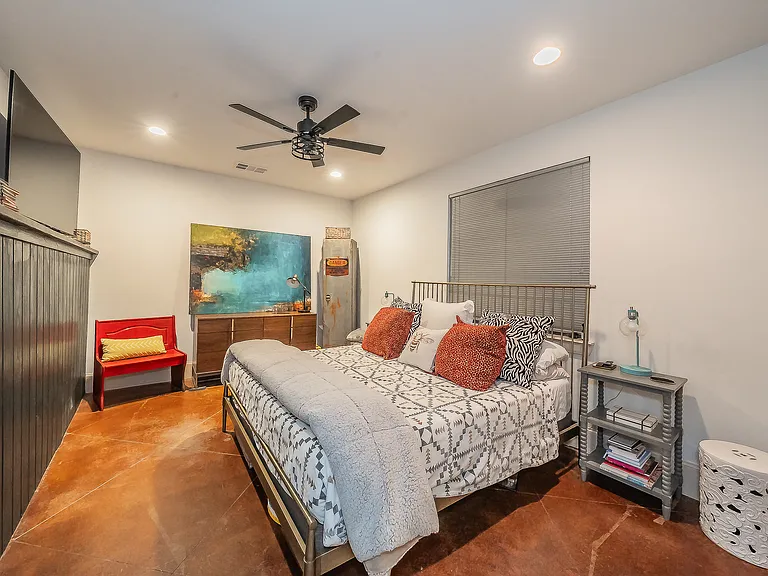 3911 Gilbert Ave #G — Photo 7