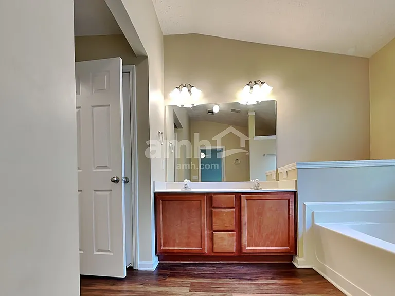 616 Laurel Bnd — Photo 10