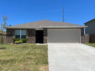 1590 Edinburgh Dr, Centerton, AR 72719