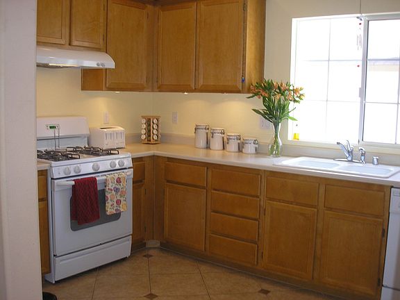 gorgeous kitchen w/maple cabinets