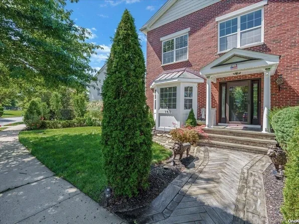 165 Brattle Circle #165, Melville, NY 11747