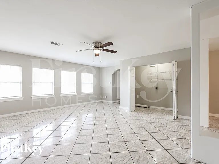 4610 Anice St — Photo 8
