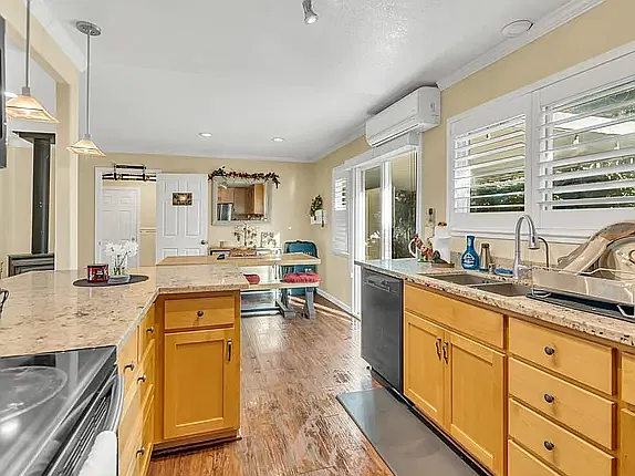3 bed, 1300 sqft, $2,550 — Photo 4