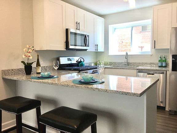 3rd image of 1020 Washington Blvd APT 1B