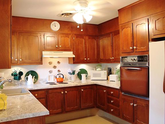 2nd image of 453B Cheshire Ct