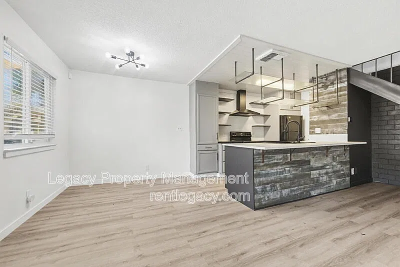 2 bed, 1.0 bath, 840 sqft, $1,695 — Photo 3