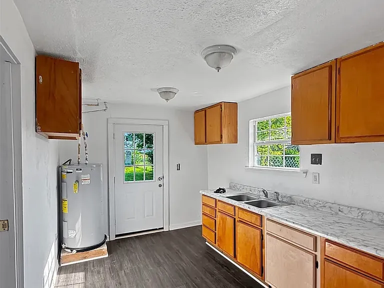 1013 Joe Bailey St — Photo 10