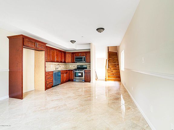 4th image of 36 Layton Ave #Main