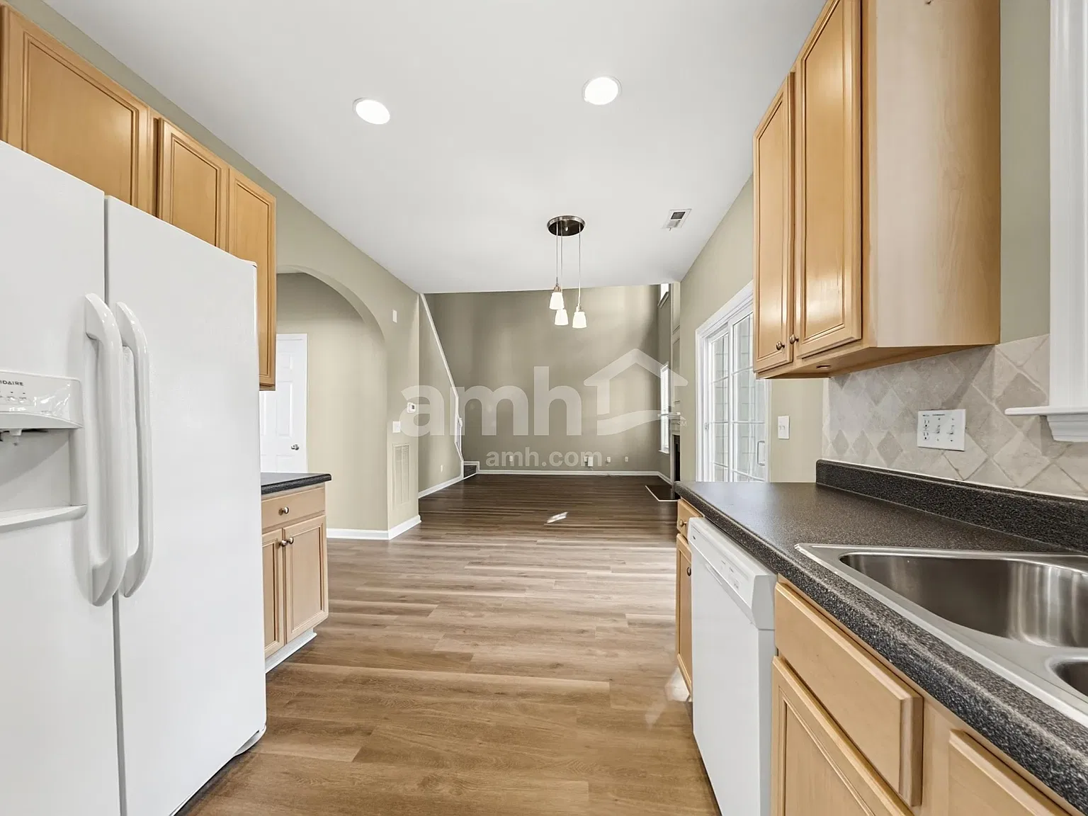 3 bed, 2.5 bath, 1909 sqft, $2,110 — Photo 4