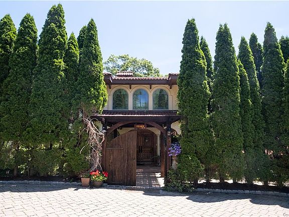 3rd image of 7 Tompkins Ct