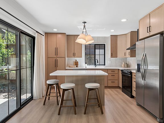 4th image of 735 Hunt Ave #B