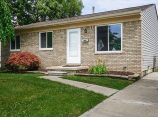 25202 Packard St, Roseville, MI