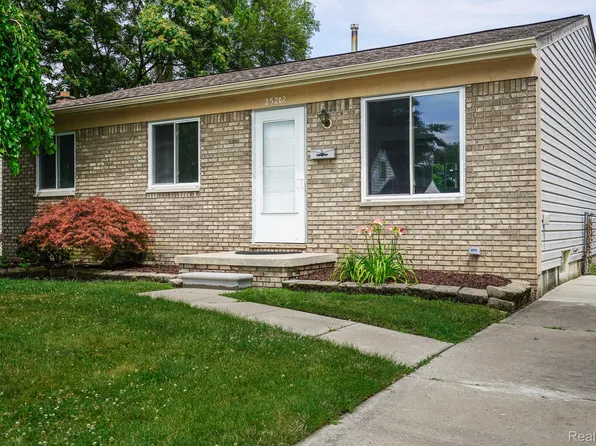 25202 Packard St, Roseville, MI 48066