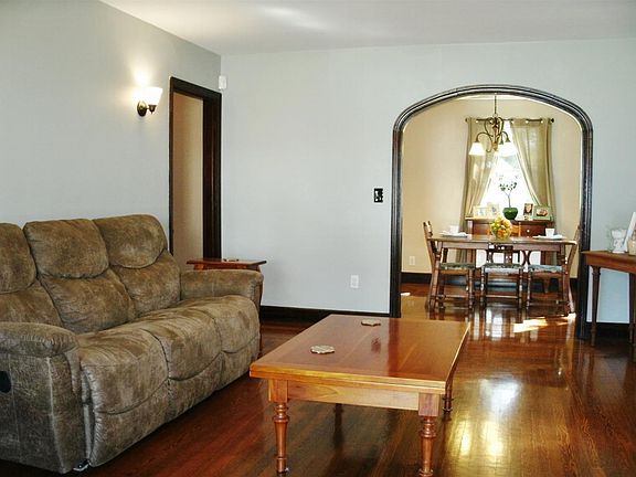 3rd image of 1617 E Crittenden Ave