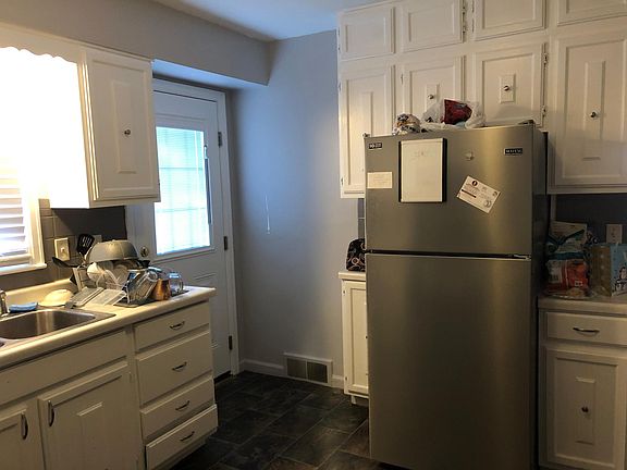 4th image of 2051 E Olive St