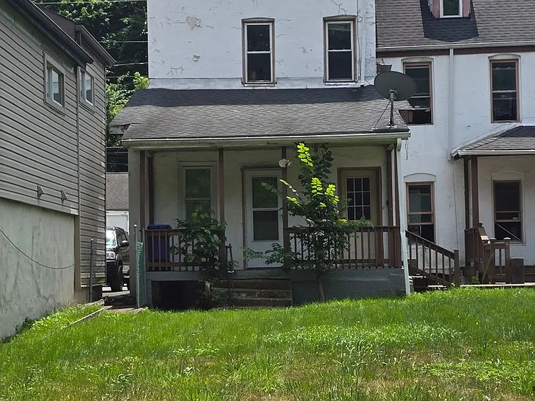 635-639 Baldwin St — Photo 12
