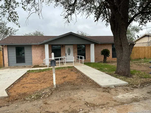 2105 California Ave, Carrizo Springs, TX 78834