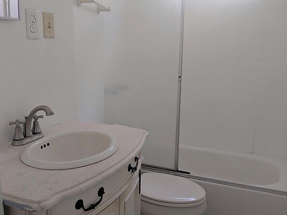 3rd image of 790 Railroad Ave