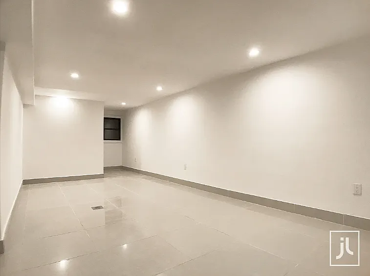 211 Moffat St #1 — Photo 10