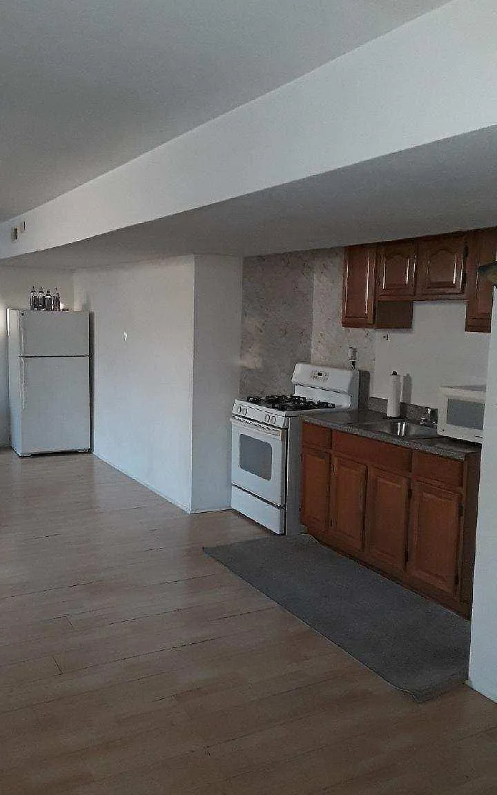 Studio, 700 sqft, $1,650 — Photo 3