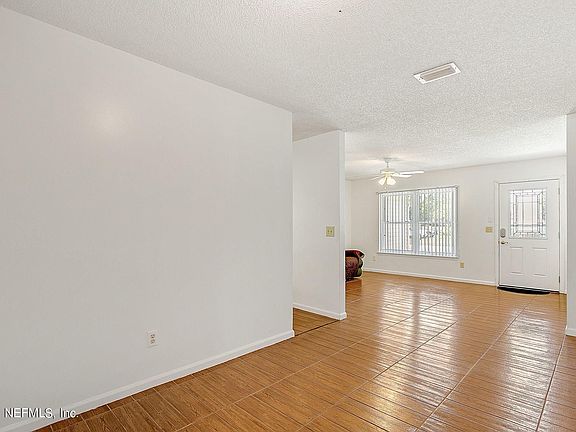 4th image of 2635 Grampian Dr W