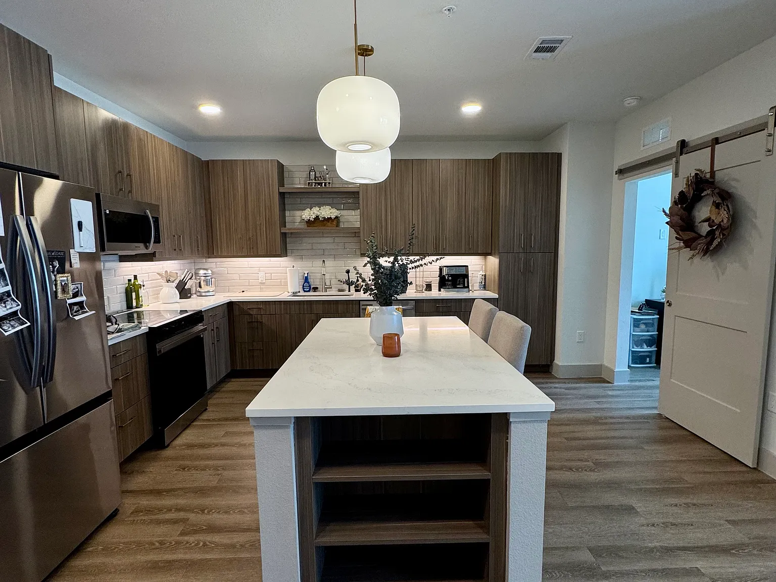 1 bed, 962 sqft, $2,838 — Photo 2