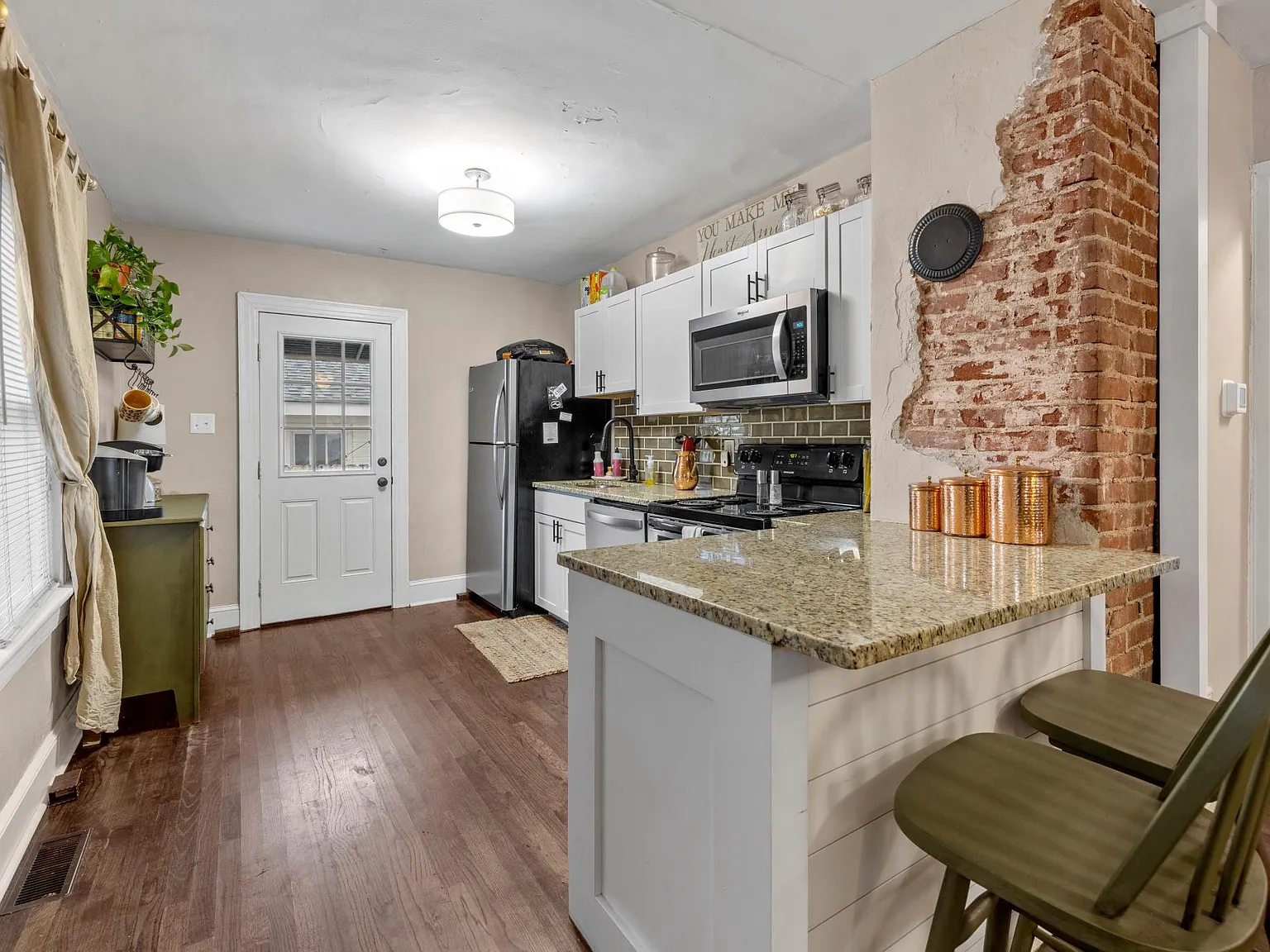 2 bed, 787 sqft, $1,700 — Photo 2