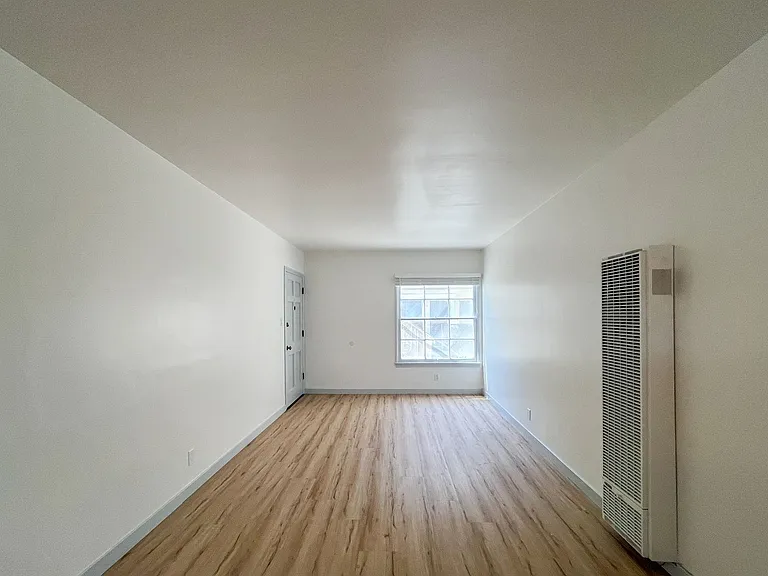 5919-5925 Crenshaw Blvd — Photo 9