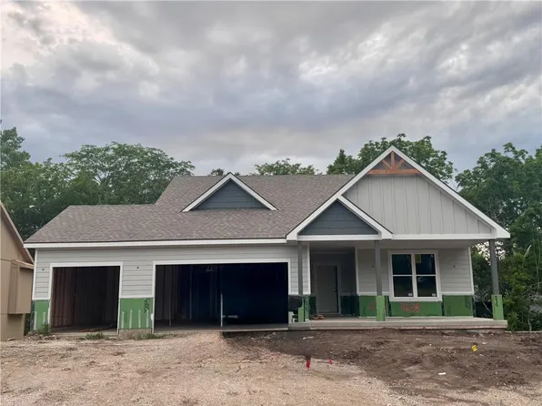 8638 Eagle Creek Dr, De Soto, KS 66018