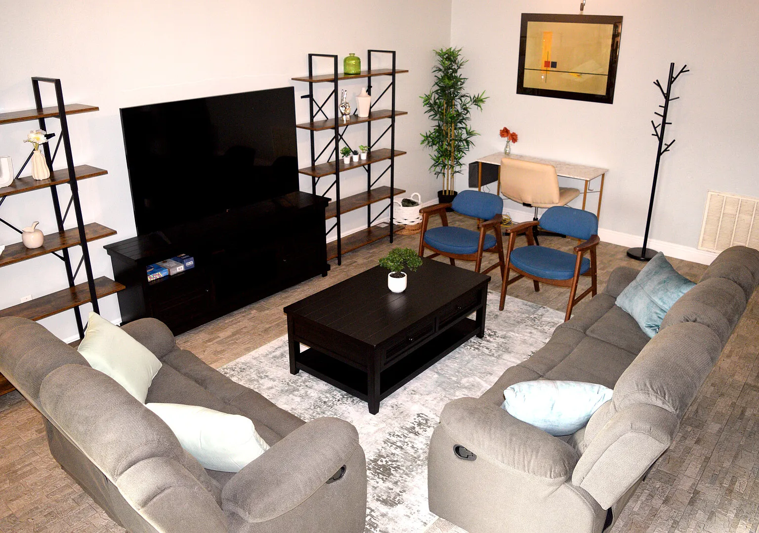 Spacious 3 BR Villa with Private Pool + Backyard — Photo 4