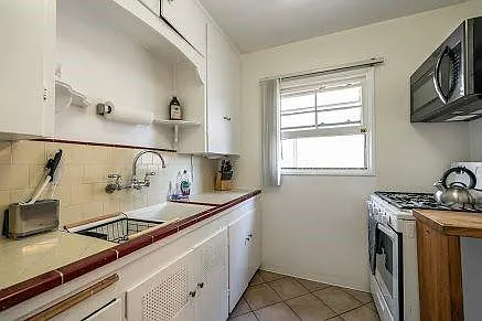1152 E 2nd St #9 — Photo 6