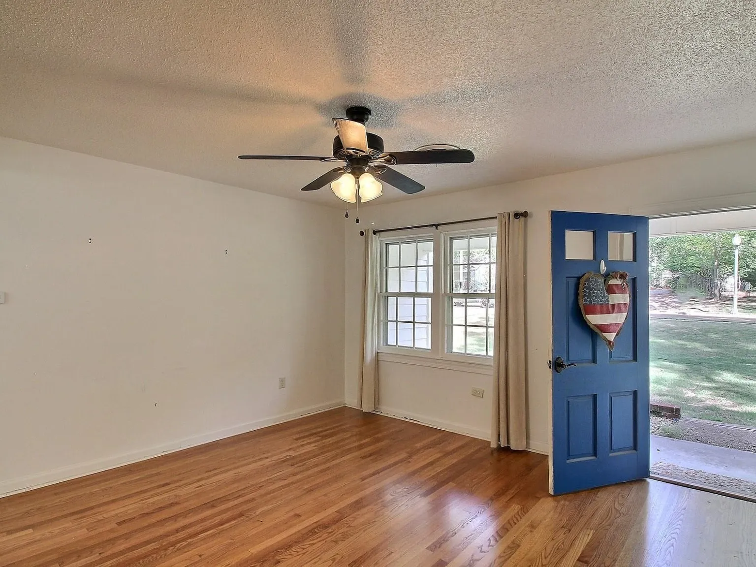3 bed, 2.0 bath, 1545 sqft, $2,200 — Photo 4