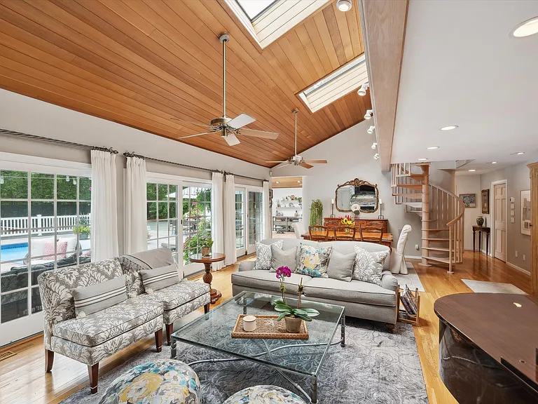 25 Midhampton Ave — Photo 10