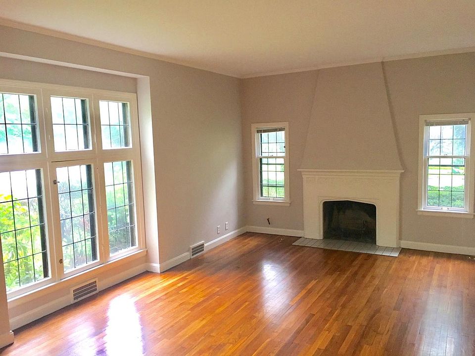 Large Living Room with high ceilings