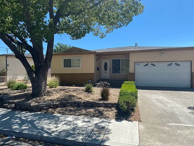 201 Thomas Way — Photo 1