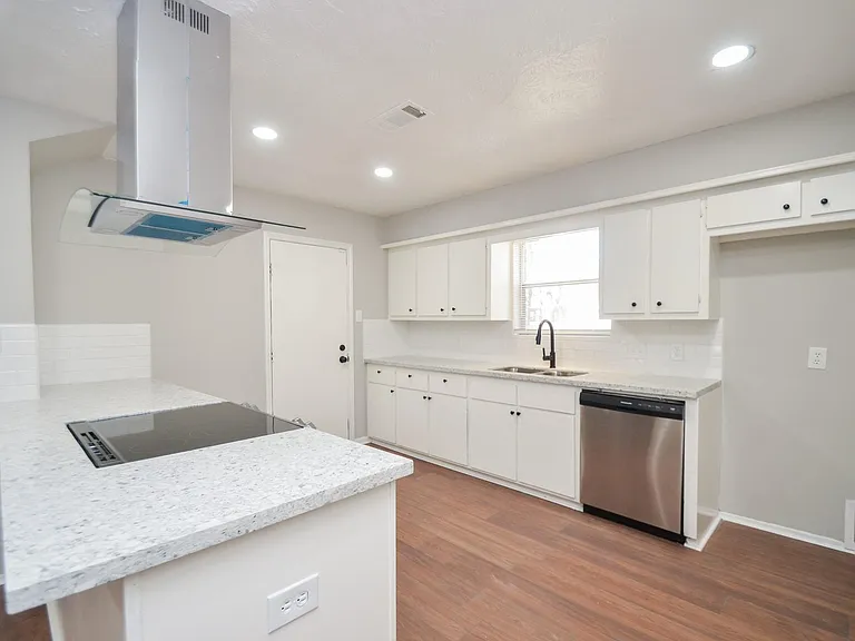 123 Cypress Ln — Photo 6