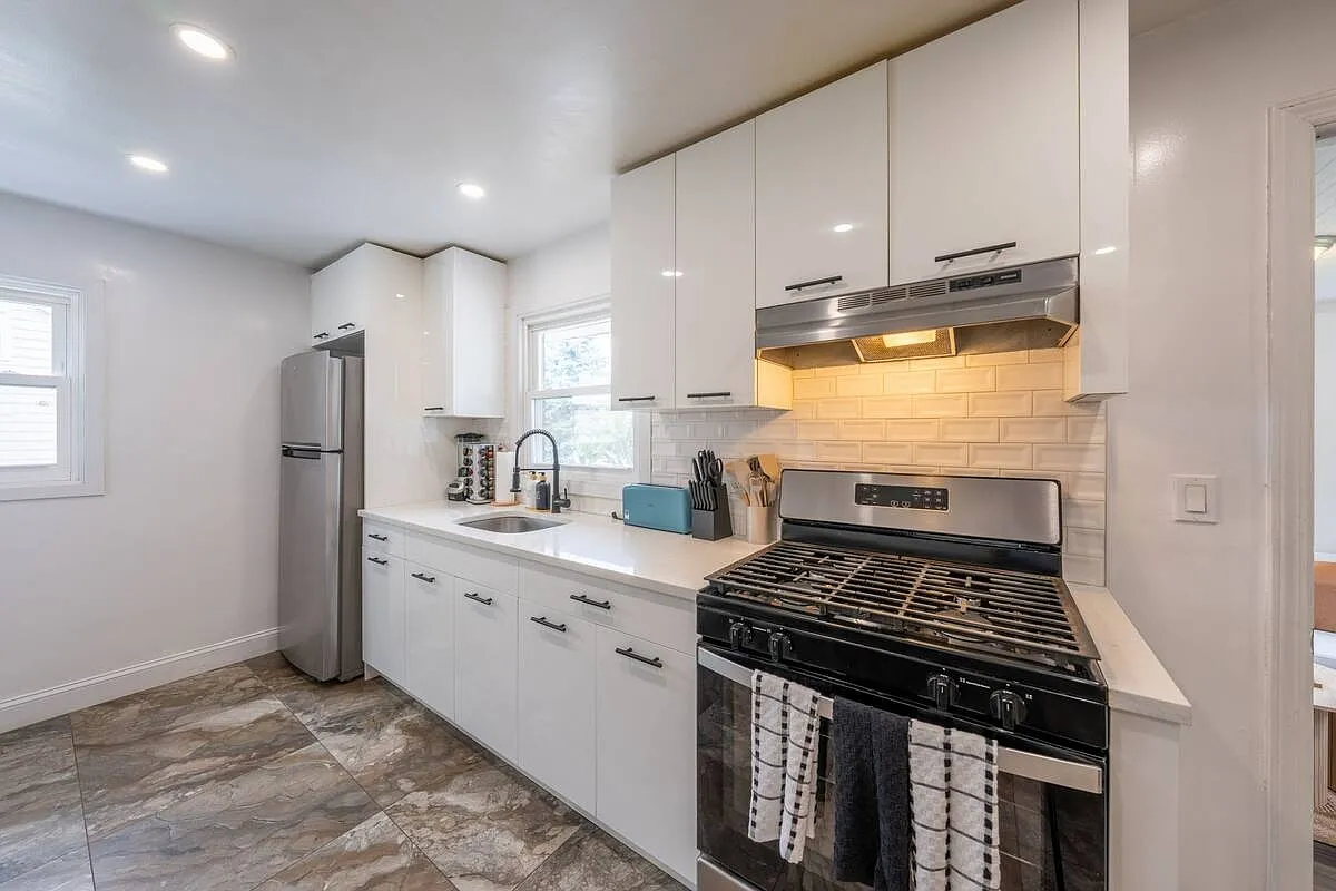 3 bed, 1000 sqft, $3,900 — Photo 3