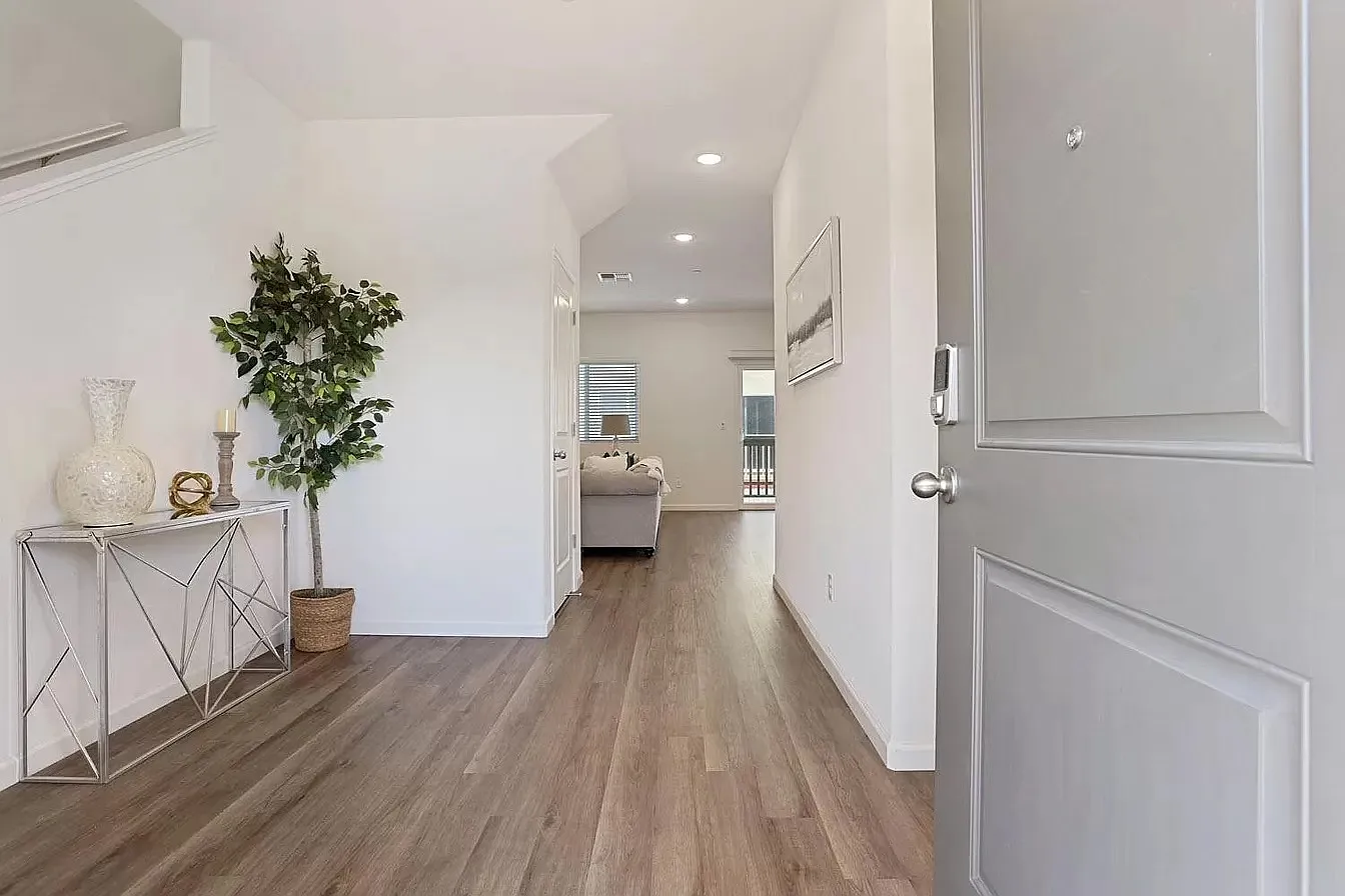 4 bed, 2215 sqft, $2,995 — Photo 4