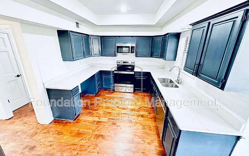4 bed, 2.5 bath, 3205 sqft, $2,900 — Photo 3