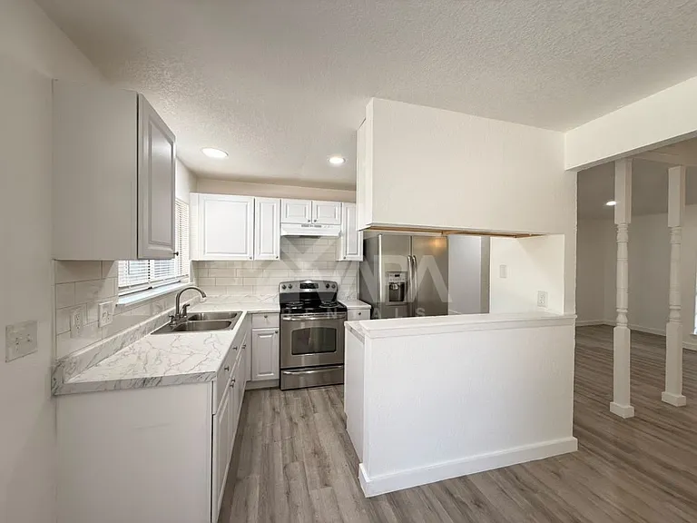 2706 Lakebriar St — Photo 6