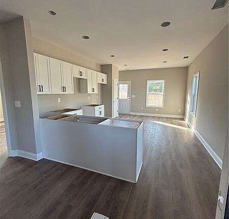 5th image of 528 Branch St