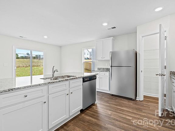 3rd image of 603 Lamorak Pl