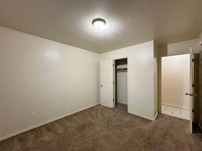 2403 Lavender Ln — Photo 32