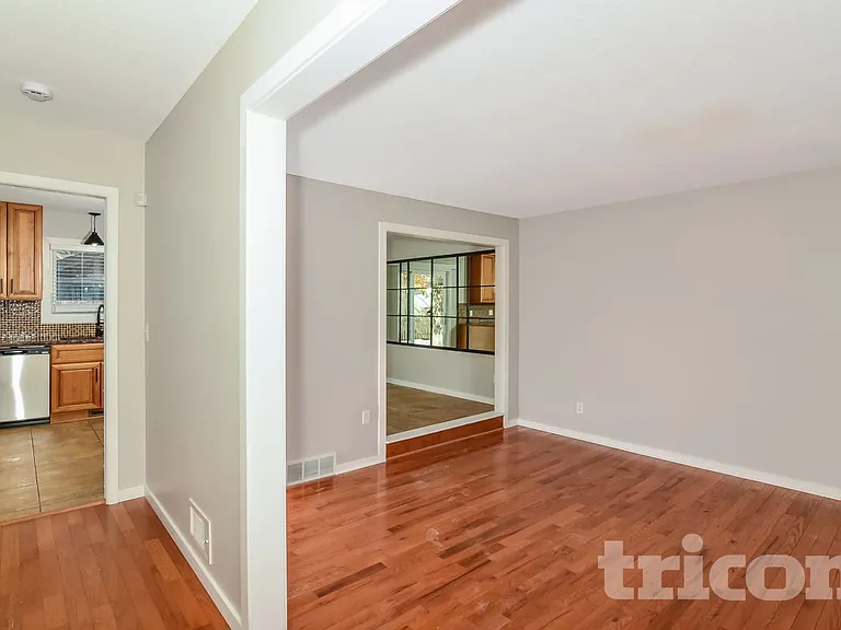 1420 Boone Ave N — Photo 2