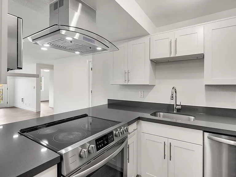 Maple Leaf Residences — Photo 14