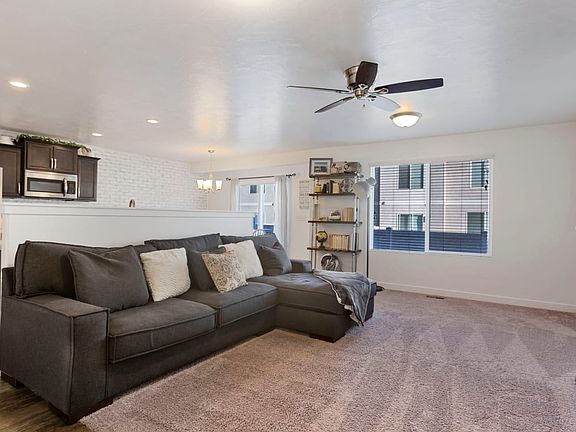 3rd image of 62 E Ashgrove Ln