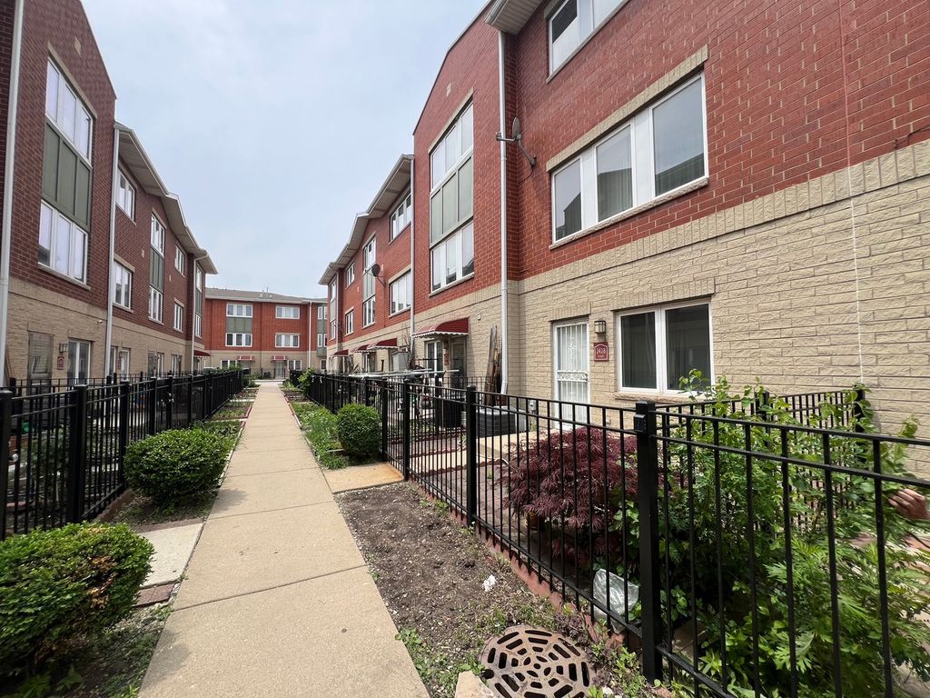 2426 W 32nd Pl, Chicago, IL - View 2