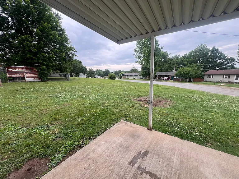 1506 Hilldale Dr — Photo 3
