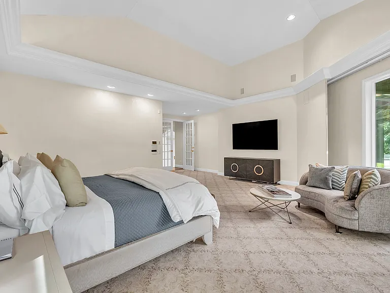 5 Coachmans Ct — Photo 16
